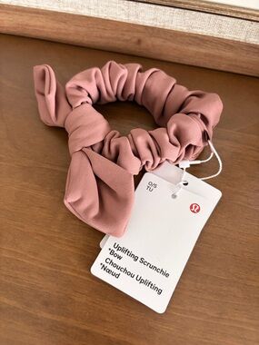 lululemon athletica Bow Uplifting Scrunchie in Mauve